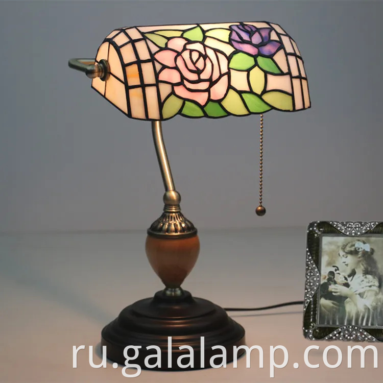 Европейские огни банка, художественные бары и кафе, ностальгические настольные лампы